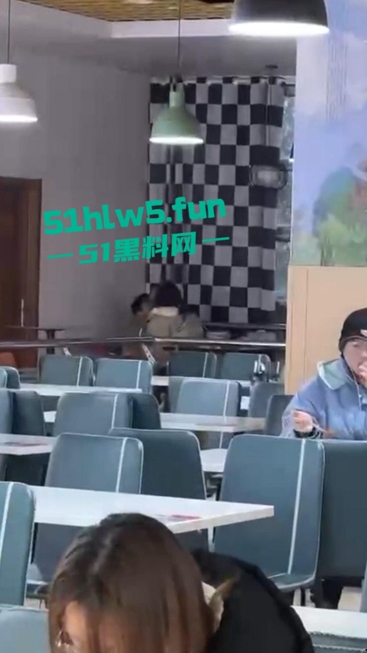 江苏师范大学，在食堂角落一对男女公然摸奶搓逼做爱啪啪，想不到还是被人录下来曝光。  第2张