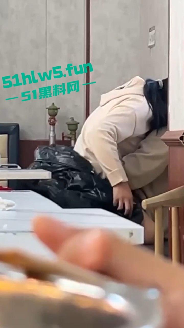 江苏师范大学，在食堂角落一对男女公然摸奶搓逼做爱啪啪，想不到还是被人录下来曝光。  第3张