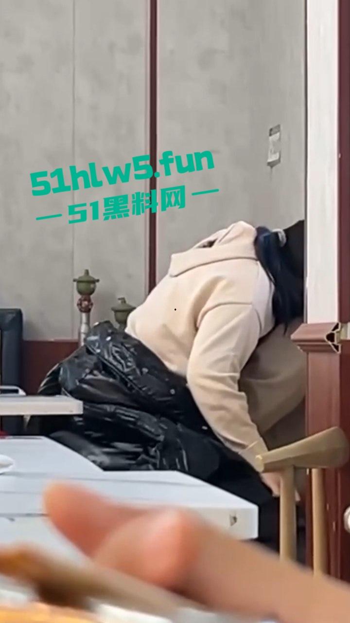 江苏师范大学，在食堂角落一对男女公然摸奶搓逼做爱啪啪，想不到还是被人录下来曝光。  第5张