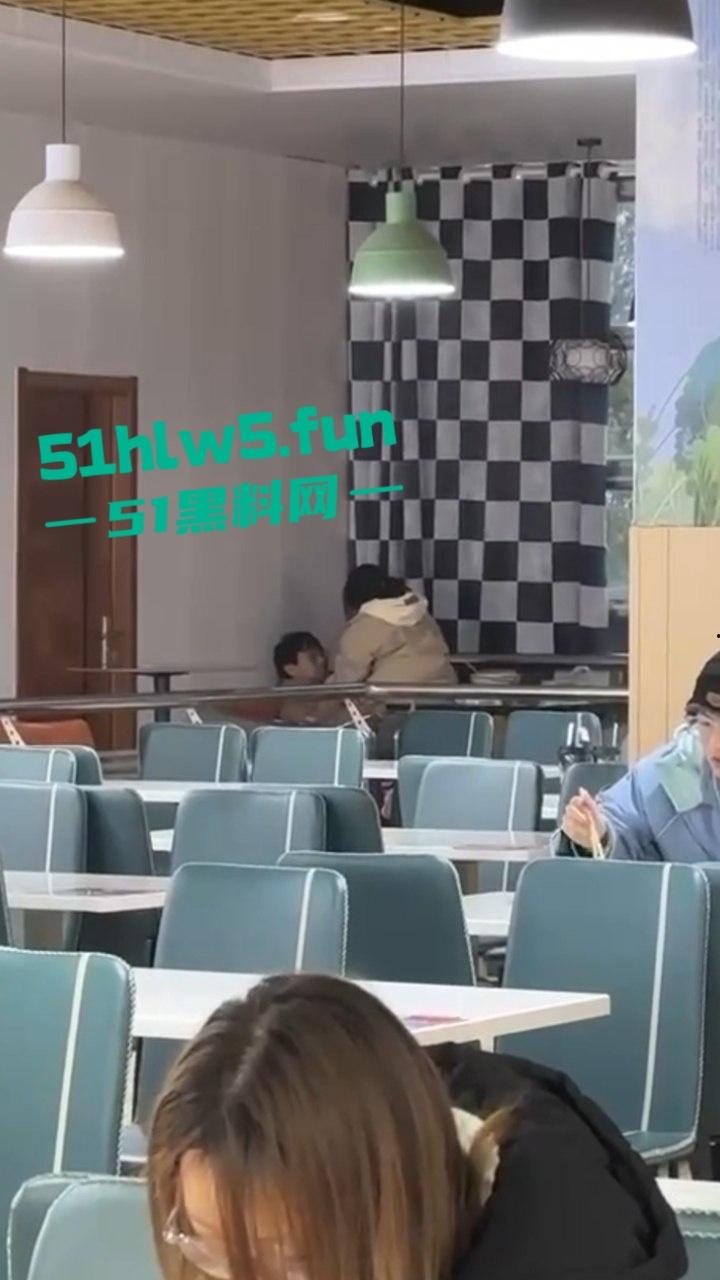 江苏师范大学，在食堂角落一对男女公然摸奶搓逼做爱啪啪，想不到还是被人录下来曝光。  第6张