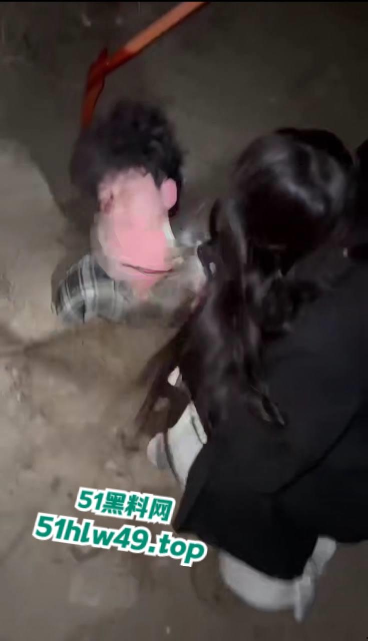 精神小妹带人覇凌嘴贱男生,挖坑活埋脚踹扇脸,当初有多勇下场就有多惨。 第2张 精神小妹带人覇凌嘴贱男生,挖坑活埋脚踹扇脸,当初有多勇下场就有多惨。 第2张