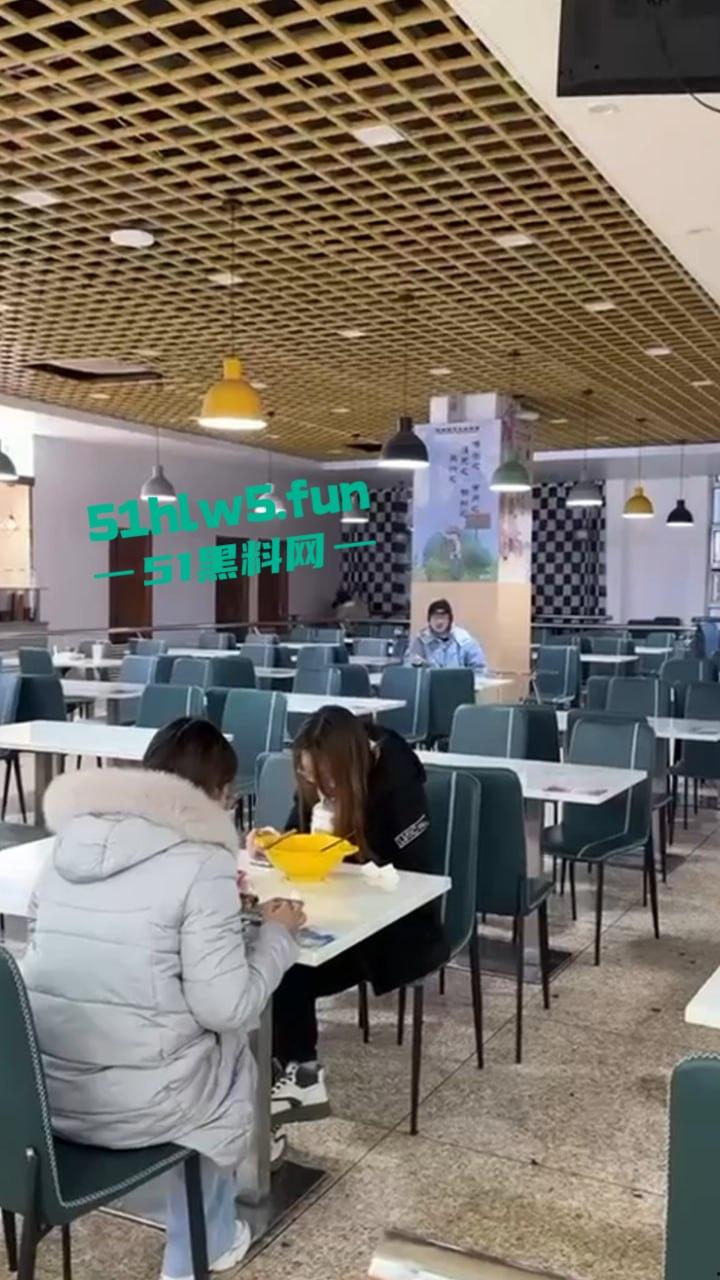 江苏师范大学，在食堂角落一对男女公然摸奶搓逼做爱啪啪，想不到还是被人录下来曝光。  第7张