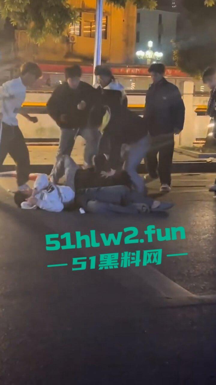 精神小伙街边斗殴为了女友逞面现场视频,骑电瓶车带人围殴一群人殴打两个人,目前几人已经被逮捕。 第1张 精神小伙街边斗殴为了女友逞面现场视频,骑电瓶车带人围殴一群人殴打两个人,目前几人已经被逮捕。 第1张