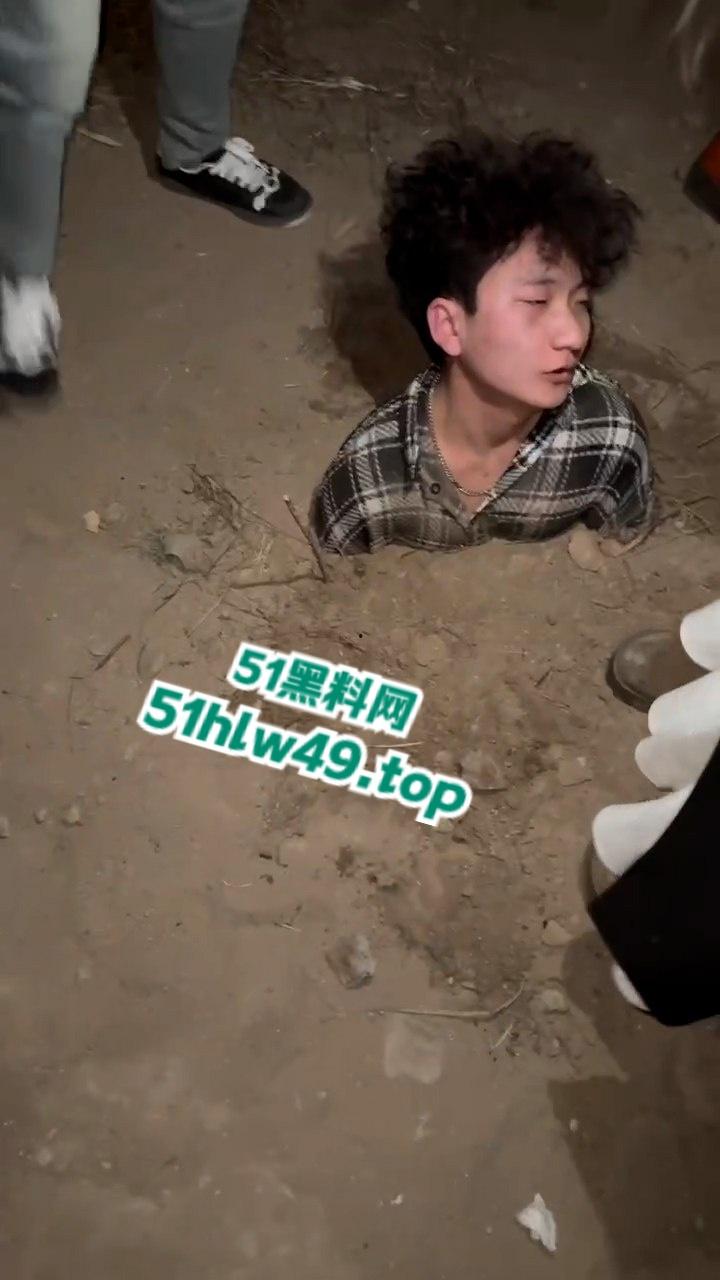 精神小妹带人覇凌嘴贱男生,挖坑活埋脚踹扇脸,当初有多勇下场就有多惨。 第3张 精神小妹带人覇凌嘴贱男生,挖坑活埋脚踹扇脸,当初有多勇下场就有多惨。 第3张