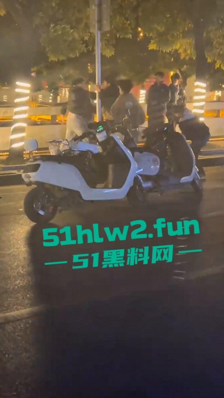 精神小伙街边斗殴为了女友逞面现场视频,骑电瓶车带人围殴一群人殴打两个人,目前几人已经被逮捕。 第2张 精神小伙街边斗殴为了女友逞面现场视频,骑电瓶车带人围殴一群人殴打两个人,目前几人已经被逮捕。 第2张