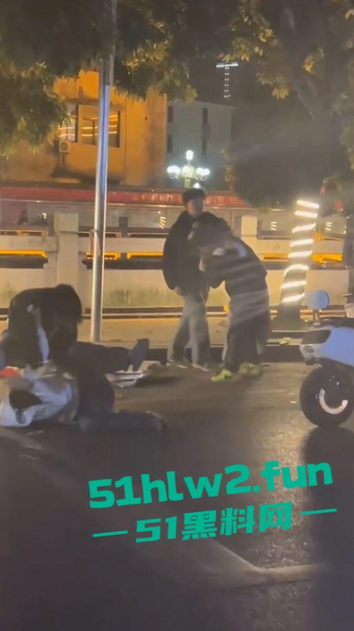 精神小伙街边斗殴为了女友逞面现场视频,骑电瓶车带人围殴一群人殴打两个人,目前几人已经被逮捕。 第4张 精神小伙街边斗殴为了女友逞面现场视频,骑电瓶车带人围殴一群人殴打两个人,目前几人已经被逮捕。 第4张