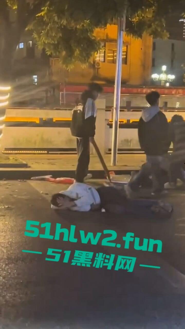 精神小伙街边斗殴为了女友逞面现场视频,骑电瓶车带人围殴一群人殴打两个人,目前几人已经被逮捕。 第5张 精神小伙街边斗殴为了女友逞面现场视频,骑电瓶车带人围殴一群人殴打两个人,目前几人已经被逮捕。 第5张