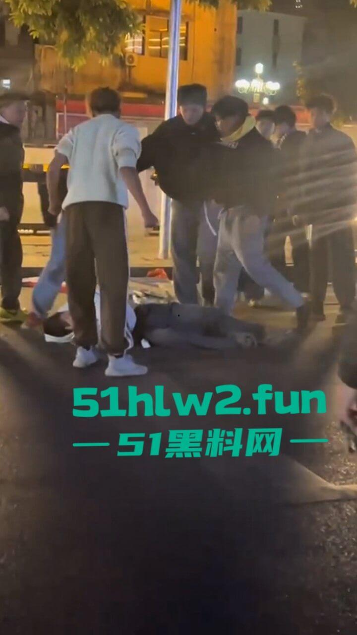 精神小伙街边斗殴为了女友逞面现场视频,骑电瓶车带人围殴一群人殴打两个人,目前几人已经被逮捕。 第6张 精神小伙街边斗殴为了女友逞面现场视频,骑电瓶车带人围殴一群人殴打两个人,目前几人已经被逮捕。 第6张