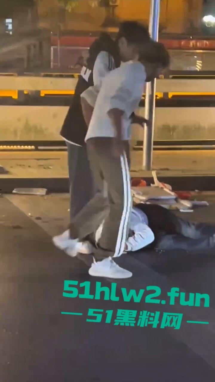 精神小伙街边斗殴为了女友逞面现场视频,骑电瓶车带人围殴一群人殴打两个人,目前几人已经被逮捕。 第7张 精神小伙街边斗殴为了女友逞面现场视频,骑电瓶车带人围殴一群人殴打两个人,目前几人已经被逮捕。 第7张