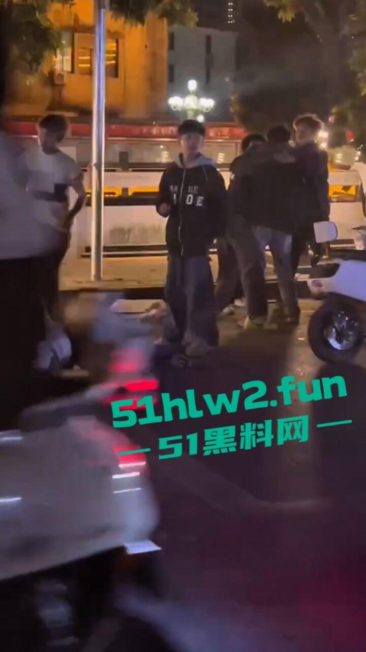 精神小伙街边斗殴为了女友逞面现场视频,骑电瓶车带人围殴一群人殴打两个人,目前几人已经被逮捕。 第8张 精神小伙街边斗殴为了女友逞面现场视频,骑电瓶车带人围殴一群人殴打两个人,目前几人已经被逮捕。 第8张