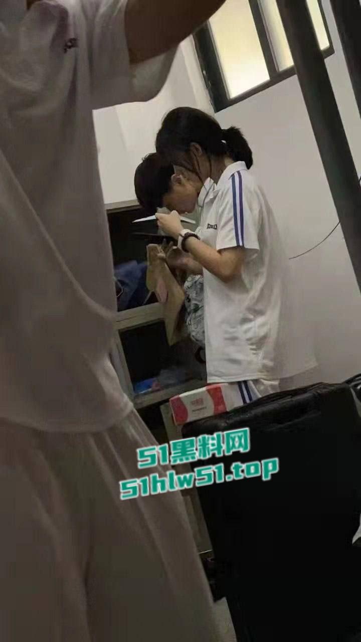 卫校寝室偷情,当着兄弟面不知廉耻兽性大发操女友,兄弟们想加入被拒绝后将偷拍视频曝光! 第3张 卫校寝室偷情,当着兄弟面不知廉耻兽性大发操女友,兄弟们想加入被拒绝后将偷拍视频曝光! 第3张