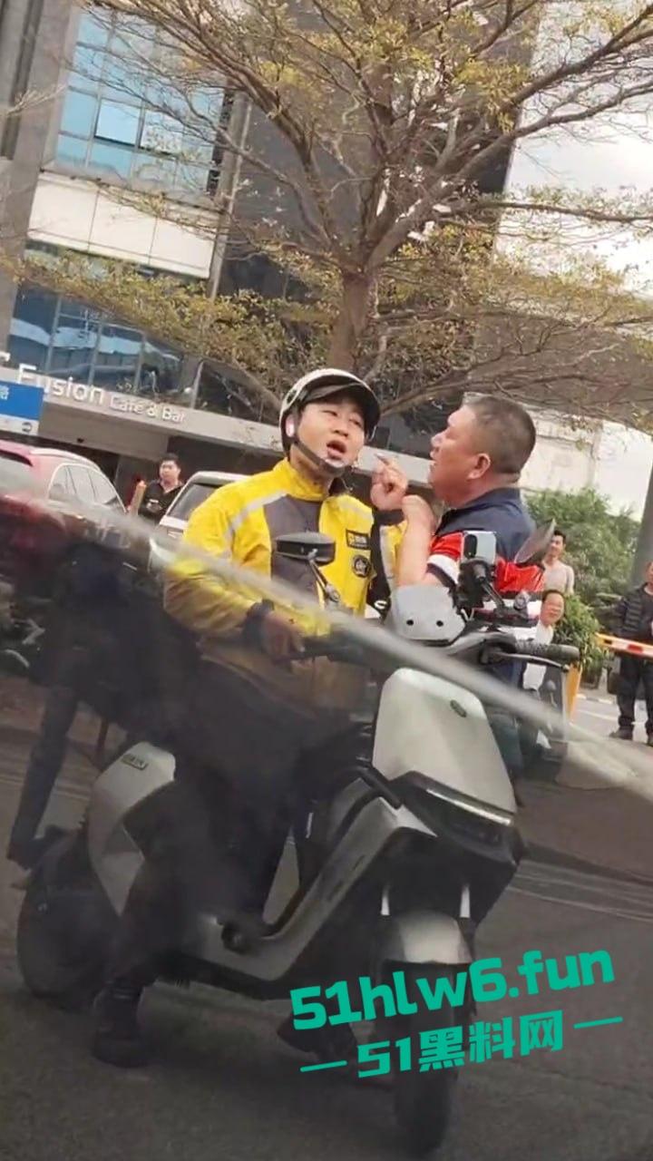 广东东莞网约车路怒哥，下车辱骂外卖员后备箱掏出铁棍，结果只是虚张声势吓唬人死活不敢动手。  第1张
