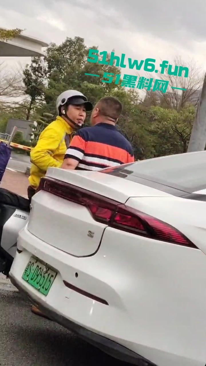 广东东莞网约车路怒哥，下车辱骂外卖员后备箱掏出铁棍，结果只是虚张声势吓唬人死活不敢动手。  第2张