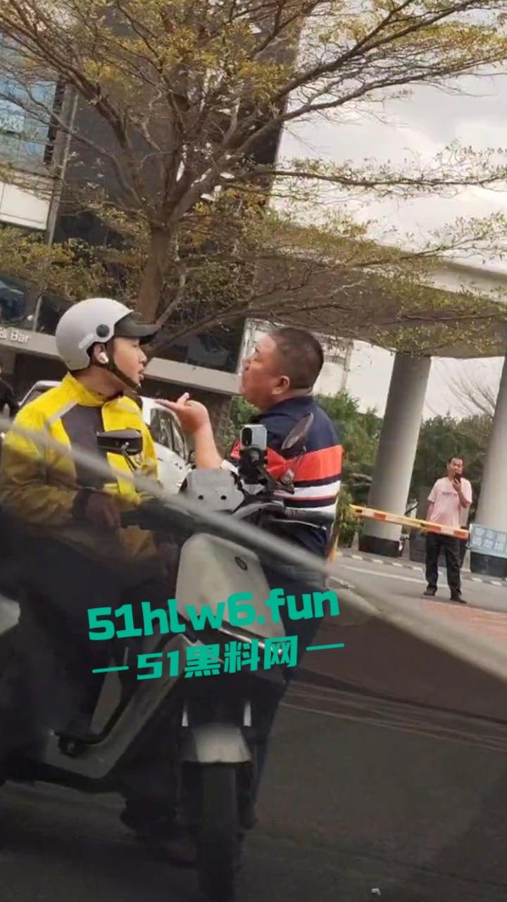 广东东莞网约车路怒哥，下车辱骂外卖员后备箱掏出铁棍，结果只是虚张声势吓唬人死活不敢动手。  第3张