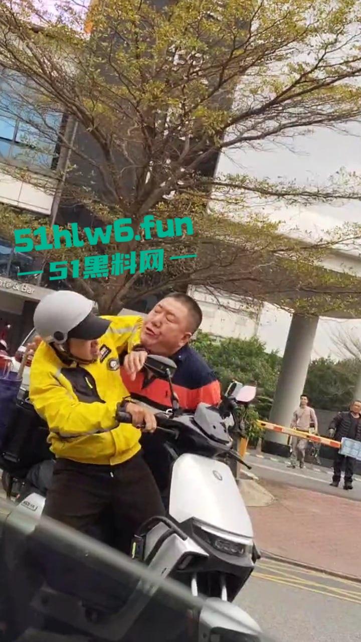 广东东莞网约车路怒哥，下车辱骂外卖员后备箱掏出铁棍，结果只是虚张声势吓唬人死活不敢动手。  第4张