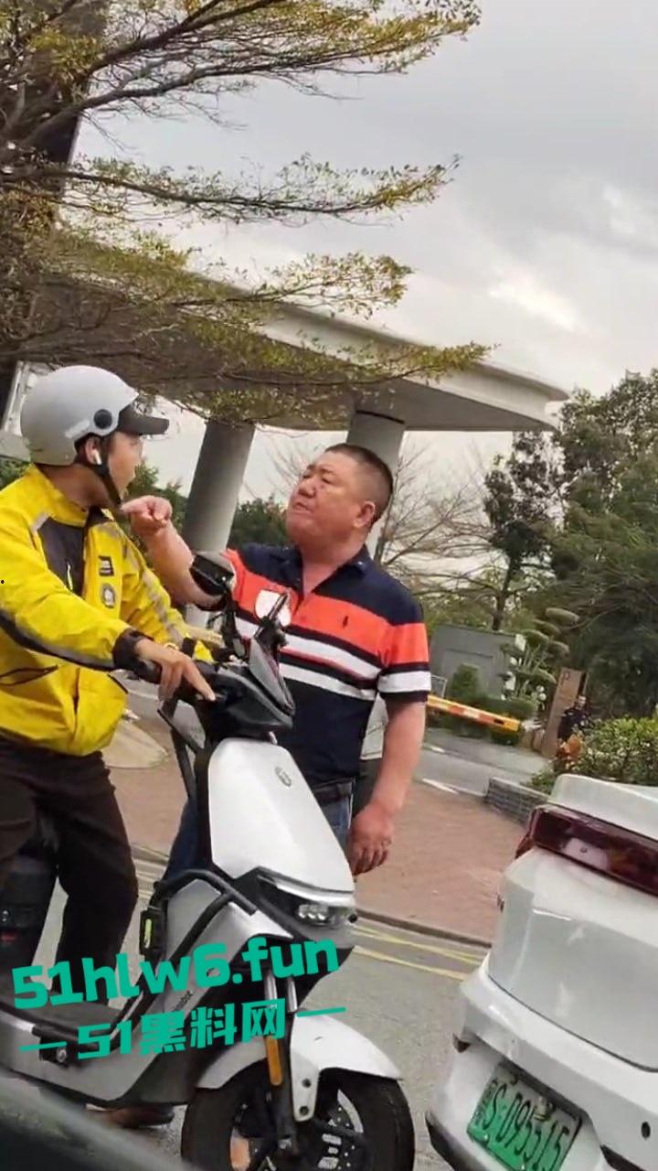 广东东莞网约车路怒哥，下车辱骂外卖员后备箱掏出铁棍，结果只是虚张声势吓唬人死活不敢动手。  第5张