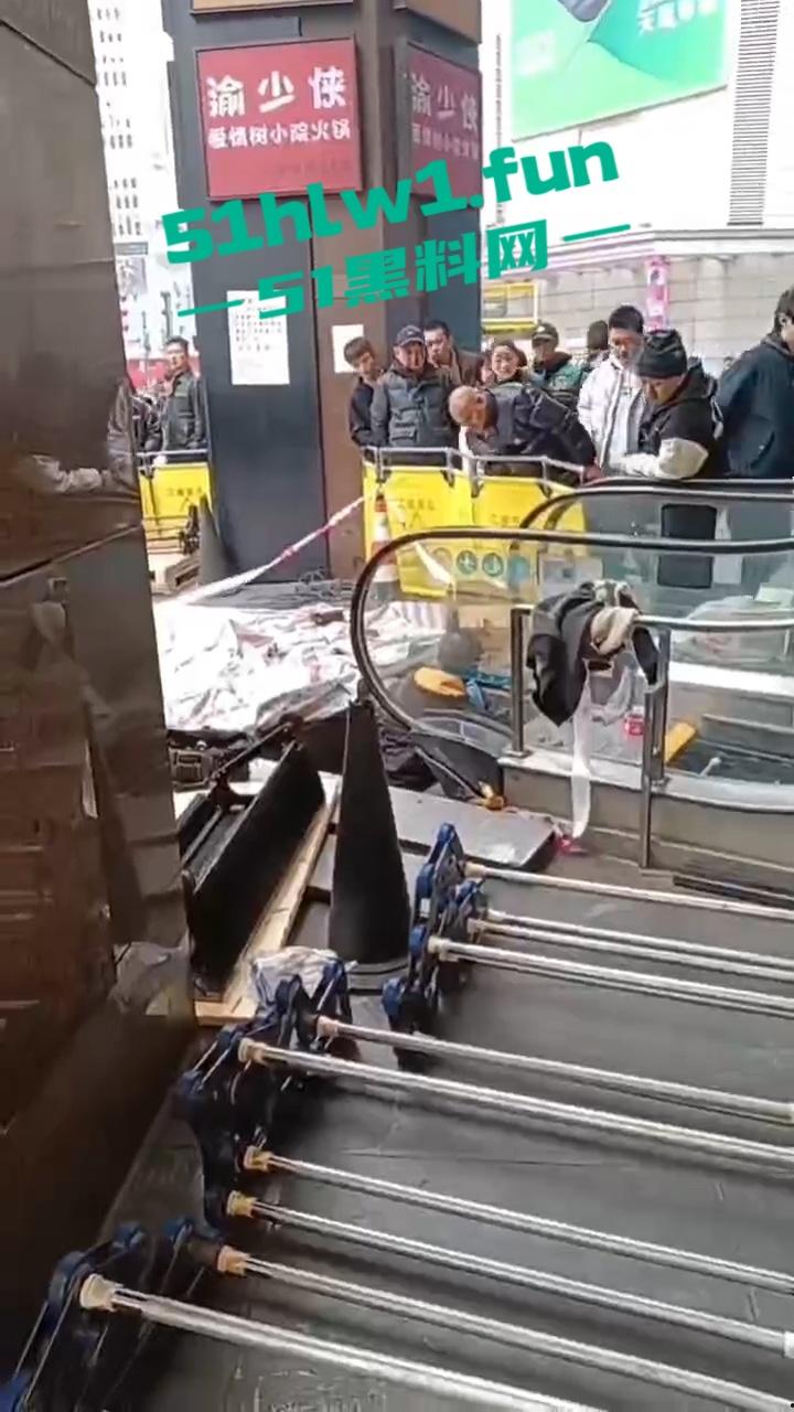 成都春熙路扶梯维修过程中出事故,可怕电梯要吃人现场事故视频流出。 第2张 成都春熙路扶梯维修过程中出事故,可怕电梯要吃人现场事故视频流出。 第2张