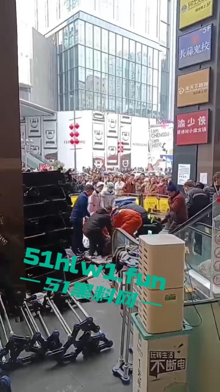 成都春熙路扶梯维修过程中出事故,可怕电梯要吃人现场事故视频流出。 第4张 成都春熙路扶梯维修过程中出事故,可怕电梯要吃人现场事故视频流出。 第4张