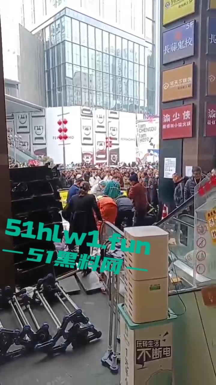 成都春熙路扶梯维修过程中出事故,可怕电梯要吃人现场事故视频流出。 第6张 成都春熙路扶梯维修过程中出事故,可怕电梯要吃人现场事故视频流出。 第6张