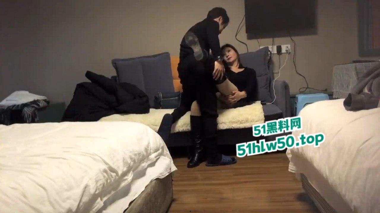 乱伦系列之姑侄，寂寞小姑为品尝年轻鸡巴色诱亲侄，长筒高跟靴诱惑十足主动抬逼让大侄子操到高潮。  第4张