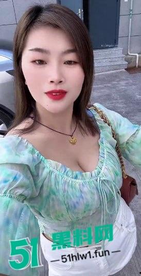 男人不中用，养家靠自己，快手大奶熟妇【鱼鱼的眼泪057】深夜50元连线卖逼自慰视频流泄。  第1张