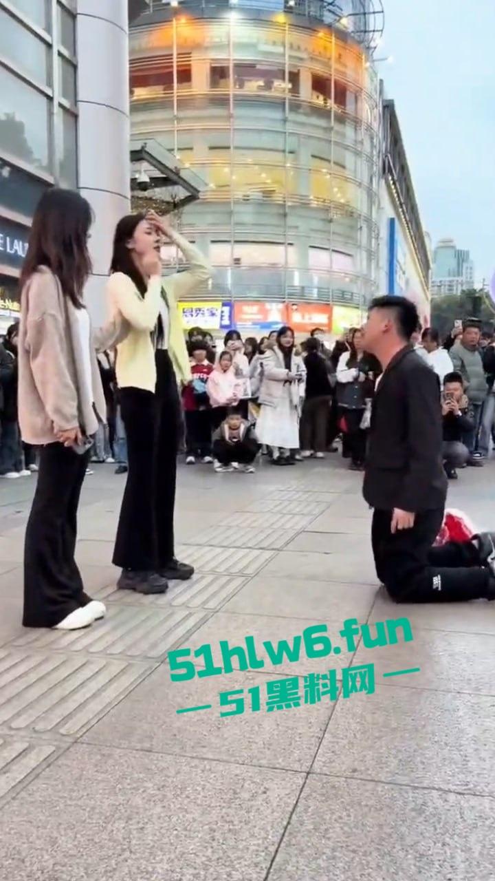 广西南宁顶级舔狗网红,当街表白求婚被美女怒扇耳光,却依旧跪地求婚,第一次见求婚双膝下跪的人才啊! 第1张 广西南宁顶级舔狗网红,当街表白求婚被美女怒扇耳光,却依旧跪地求婚,第一次见求婚双膝下跪的人才啊! 第1张