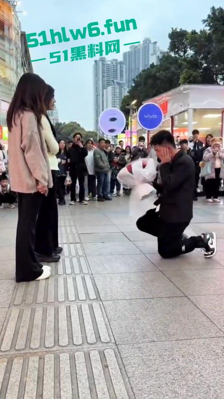 广西南宁顶级舔狗网红,当街表白求婚被美女怒扇耳光,却依旧跪地求婚,第一次见求婚双膝下跪的人才啊! 第2张 广西南宁顶级舔狗网红,当街表白求婚被美女怒扇耳光,却依旧跪地求婚,第一次见求婚双膝下跪的人才啊! 第2张