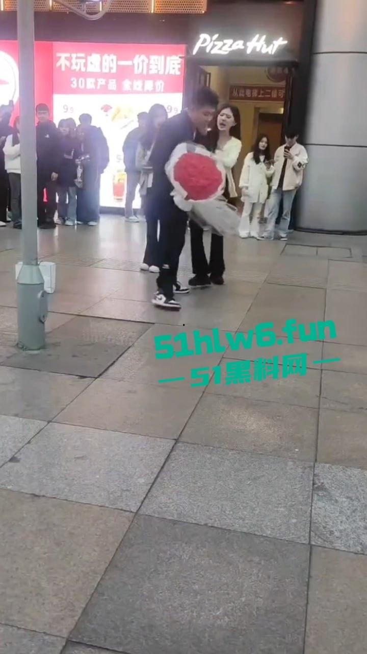 广西南宁顶级舔狗网红,当街表白求婚被美女怒扇耳光,却依旧跪地求婚,第一次见求婚双膝下跪的人才啊! 第3张 广西南宁顶级舔狗网红,当街表白求婚被美女怒扇耳光,却依旧跪地求婚,第一次见求婚双膝下跪的人才啊! 第3张