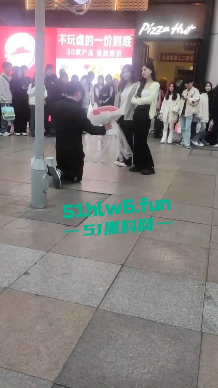 广西南宁顶级舔狗网红,当街表白求婚被美女怒扇耳光,却依旧跪地求婚,第一次见求婚双膝下跪的人才啊! 第4张 广西南宁顶级舔狗网红,当街表白求婚被美女怒扇耳光,却依旧跪地求婚,第一次见求婚双膝下跪的人才啊! 第4张