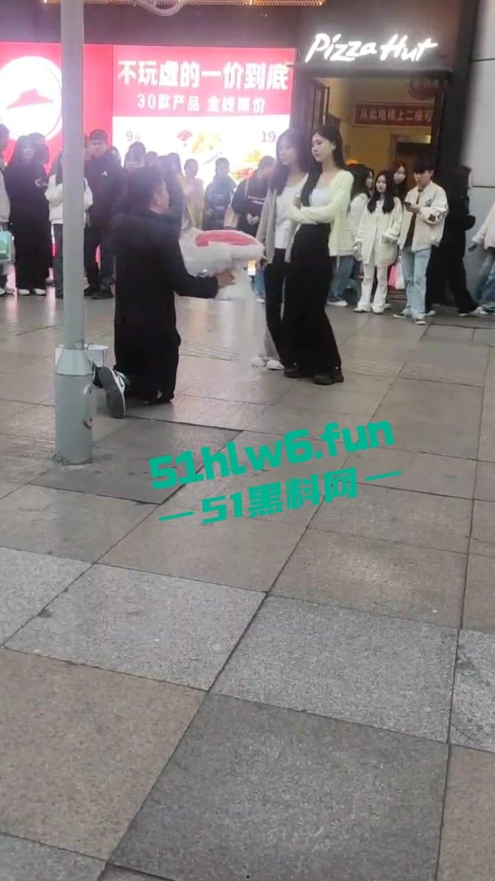 广西南宁顶级舔狗网红,当街表白求婚被美女怒扇耳光,却依旧跪地求婚,第一次见求婚双膝下跪的人才啊! 第5张 广西南宁顶级舔狗网红,当街表白求婚被美女怒扇耳光,却依旧跪地求婚,第一次见求婚双膝下跪的人才啊! 第5张