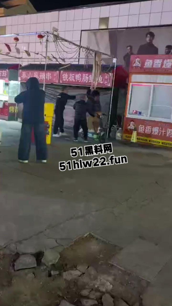 山东戏精大妈当街撒泼耍浑一哭二闹三上吊,表演太久看大家不上套此场闹剧尴尬收场。 第1张 山东戏精大妈当街撒泼耍浑一哭二闹三上吊,表演太久看大家不上套此场闹剧尴尬收场。 第1张