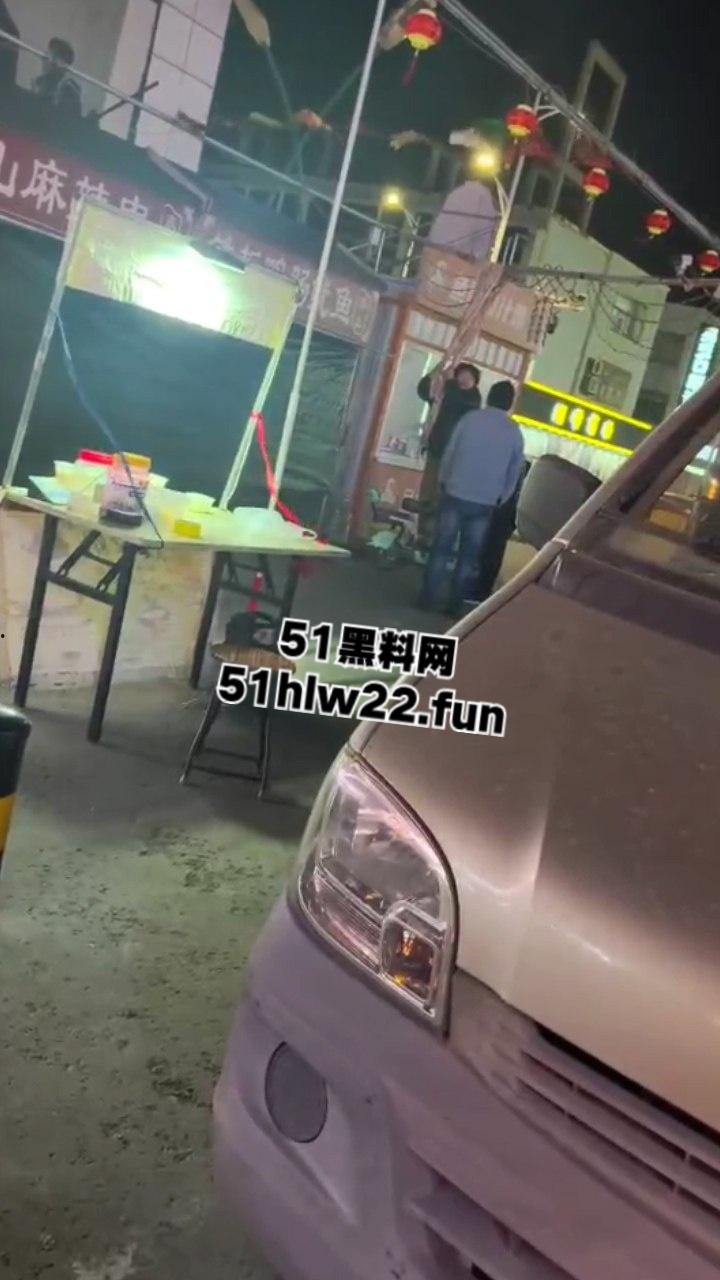 山东戏精大妈当街撒泼耍浑一哭二闹三上吊,表演太久看大家不上套此场闹剧尴尬收场。 第2张 山东戏精大妈当街撒泼耍浑一哭二闹三上吊,表演太久看大家不上套此场闹剧尴尬收场。 第2张