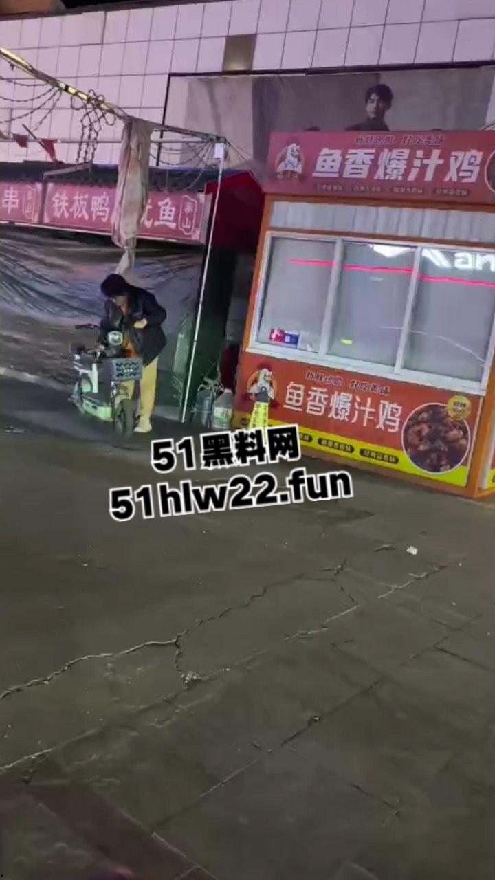 山东戏精大妈当街撒泼耍浑一哭二闹三上吊,表演太久看大家不上套此场闹剧尴尬收场。 第3张 山东戏精大妈当街撒泼耍浑一哭二闹三上吊,表演太久看大家不上套此场闹剧尴尬收场。 第3张