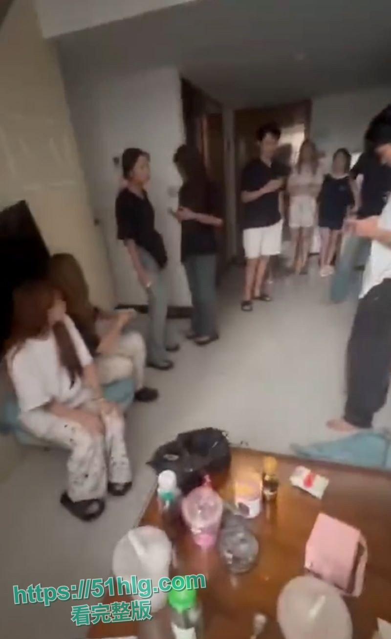 广东小仙女在线直播抓奸 家里被偷业主群求助 邻居们化身正义使者围观助阵 场面火爆十足  第1张