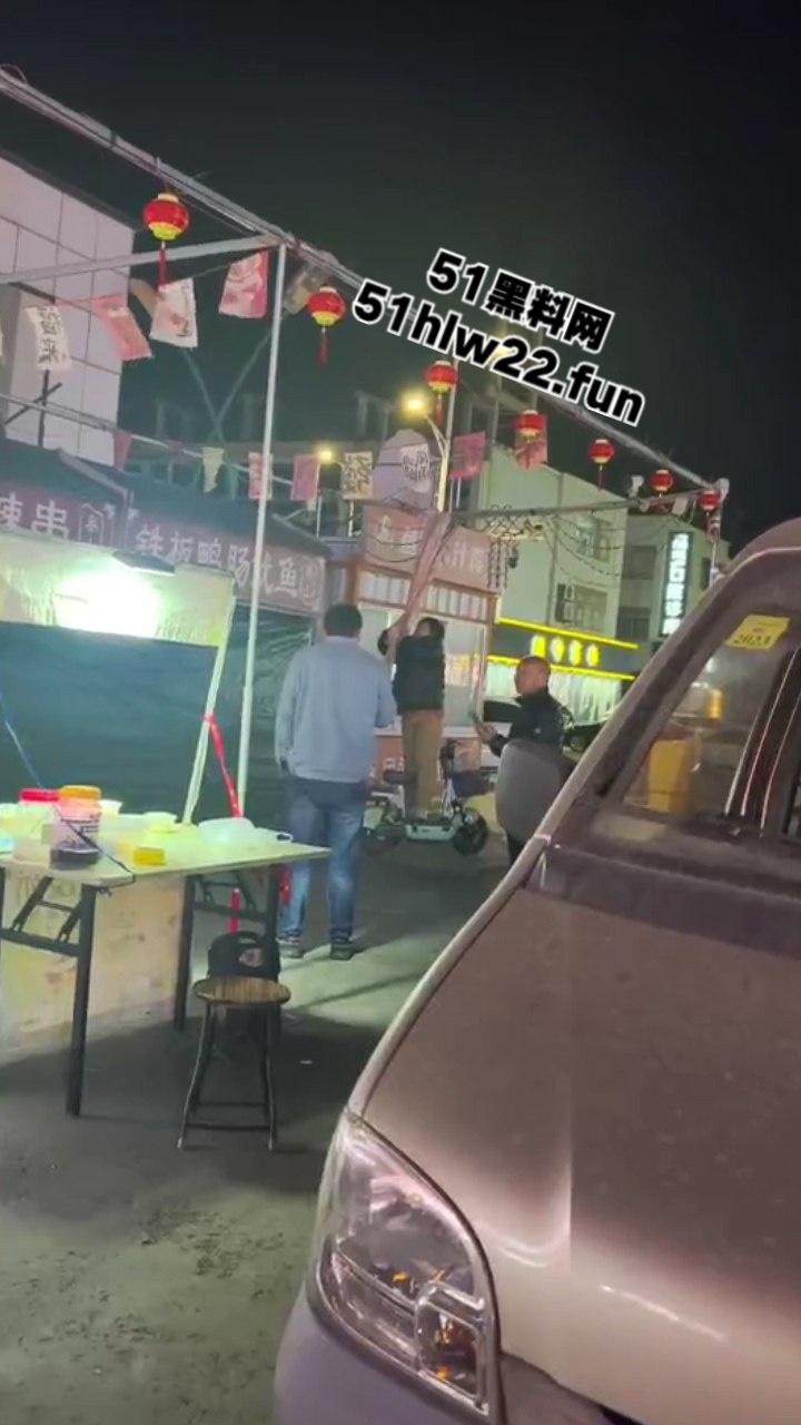 山东戏精大妈当街撒泼耍浑一哭二闹三上吊,表演太久看大家不上套此场闹剧尴尬收场。 第4张 山东戏精大妈当街撒泼耍浑一哭二闹三上吊,表演太久看大家不上套此场闹剧尴尬收场。 第4张