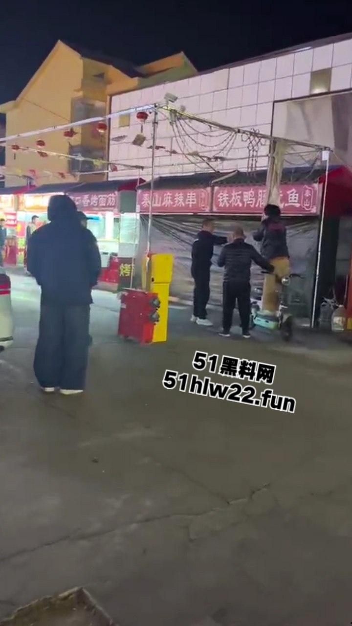 山东戏精大妈当街撒泼耍浑一哭二闹三上吊,表演太久看大家不上套此场闹剧尴尬收场。 第5张 山东戏精大妈当街撒泼耍浑一哭二闹三上吊,表演太久看大家不上套此场闹剧尴尬收场。 第5张