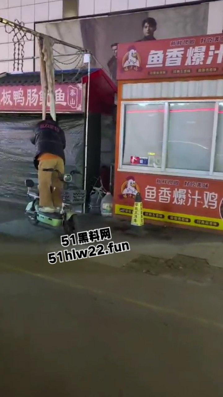 山东戏精大妈当街撒泼耍浑一哭二闹三上吊,表演太久看大家不上套此场闹剧尴尬收场。 第6张 山东戏精大妈当街撒泼耍浑一哭二闹三上吊,表演太久看大家不上套此场闹剧尴尬收场。 第6张