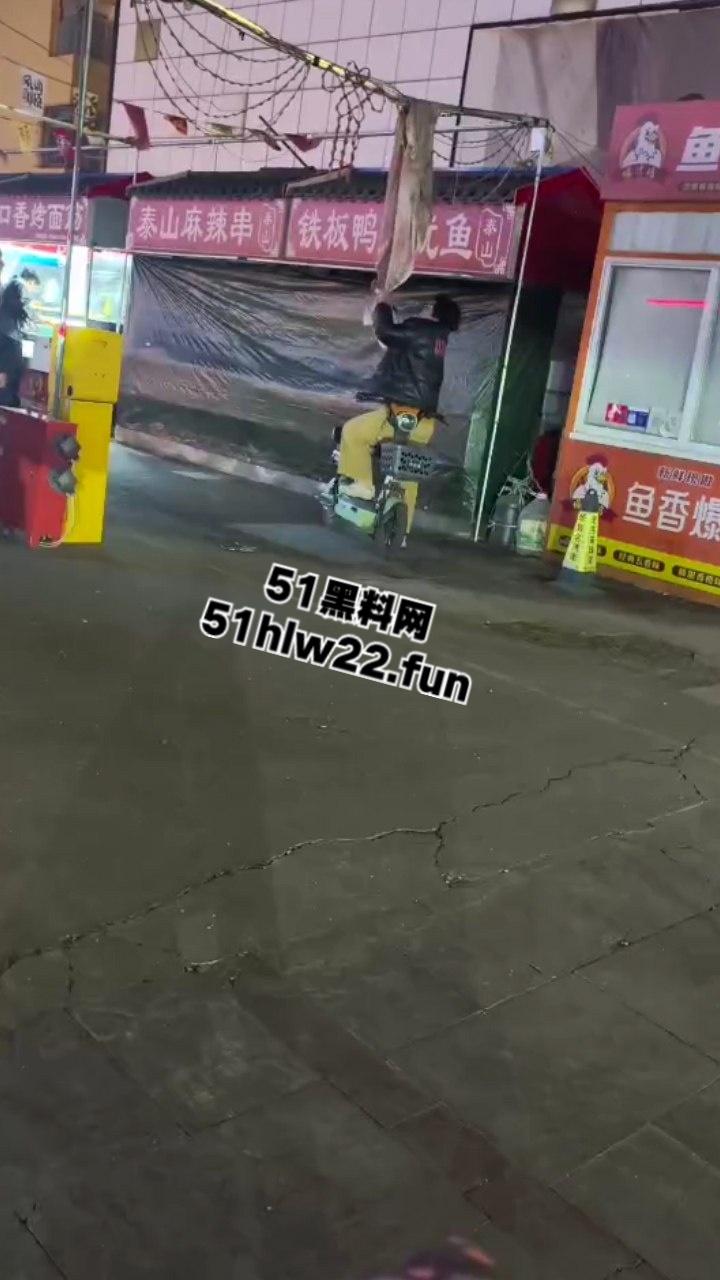 山东戏精大妈当街撒泼耍浑一哭二闹三上吊,表演太久看大家不上套此场闹剧尴尬收场。 第7张 山东戏精大妈当街撒泼耍浑一哭二闹三上吊,表演太久看大家不上套此场闹剧尴尬收场。 第7张