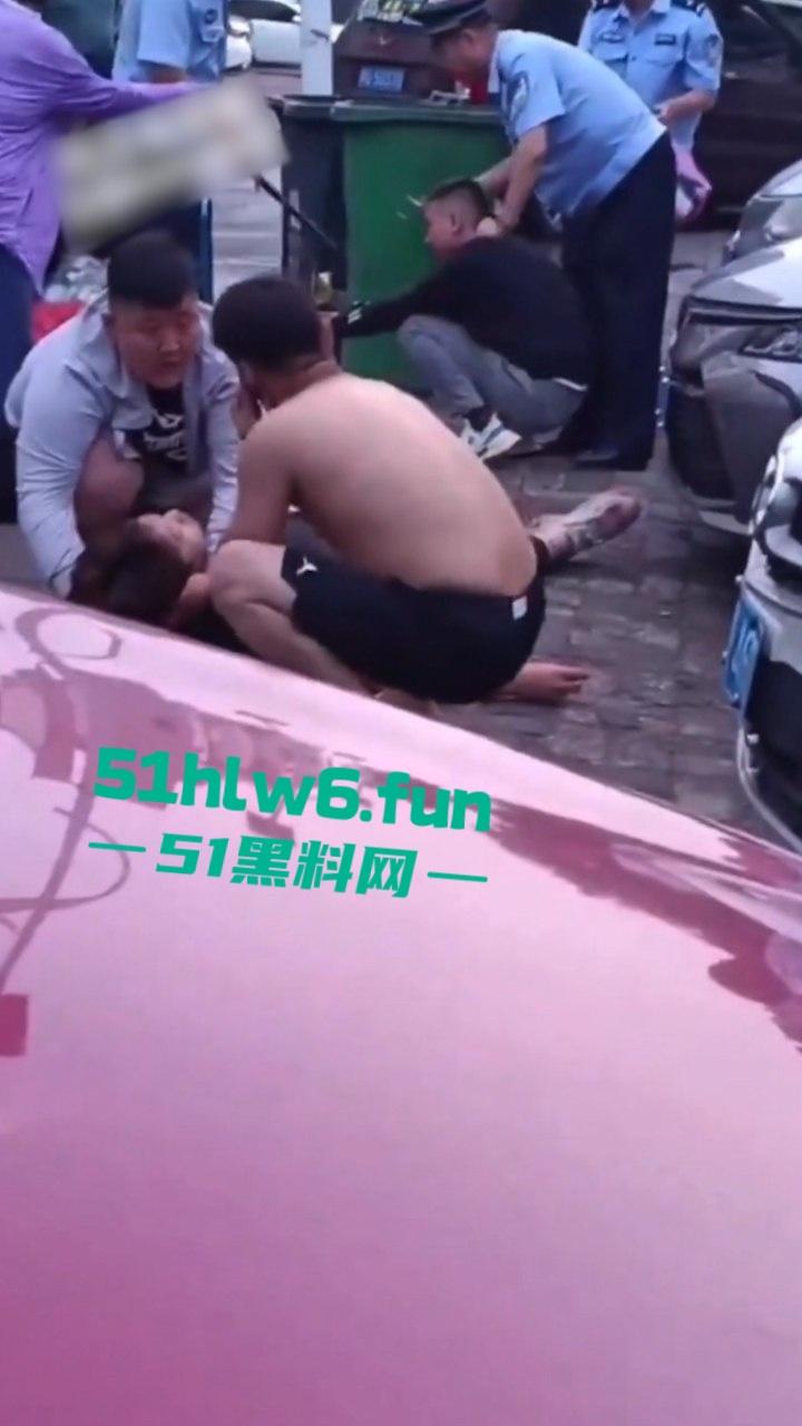 天津砍杀现场,已婚女劈腿偷吃小鲜肉被老公发现,原配愤怒带刀将鲜肉男当街砍杀。 第1张 天津砍杀现场,已婚女劈腿偷吃小鲜肉被老公发现,原配愤怒带刀将鲜肉男当街砍杀。 第1张