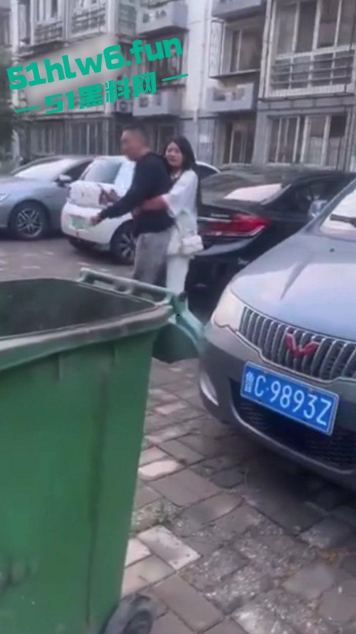 天津砍杀现场,已婚女劈腿偷吃小鲜肉被老公发现,原配愤怒带刀将鲜肉男当街砍杀。 第2张 天津砍杀现场,已婚女劈腿偷吃小鲜肉被老公发现,原配愤怒带刀将鲜肉男当街砍杀。 第2张