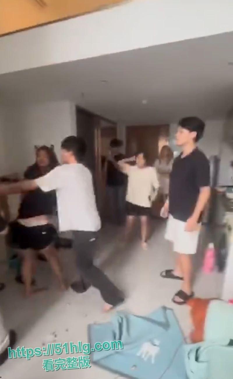 广东小仙女在线直播抓奸 家里被偷业主群求助 邻居们化身正义使者围观助阵 场面火爆十足  第7张