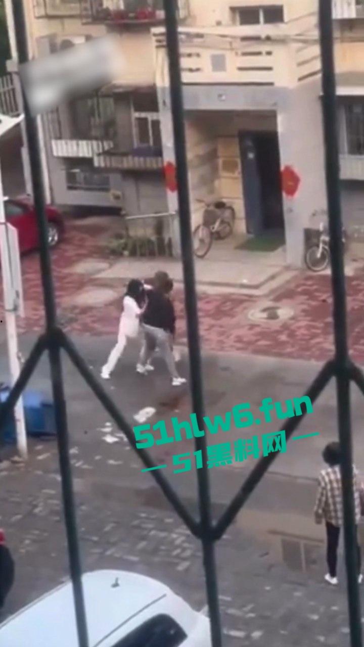 天津砍杀现场,已婚女劈腿偷吃小鲜肉被老公发现,原配愤怒带刀将鲜肉男当街砍杀。 第4张 天津砍杀现场,已婚女劈腿偷吃小鲜肉被老公发现,原配愤怒带刀将鲜肉男当街砍杀。 第4张