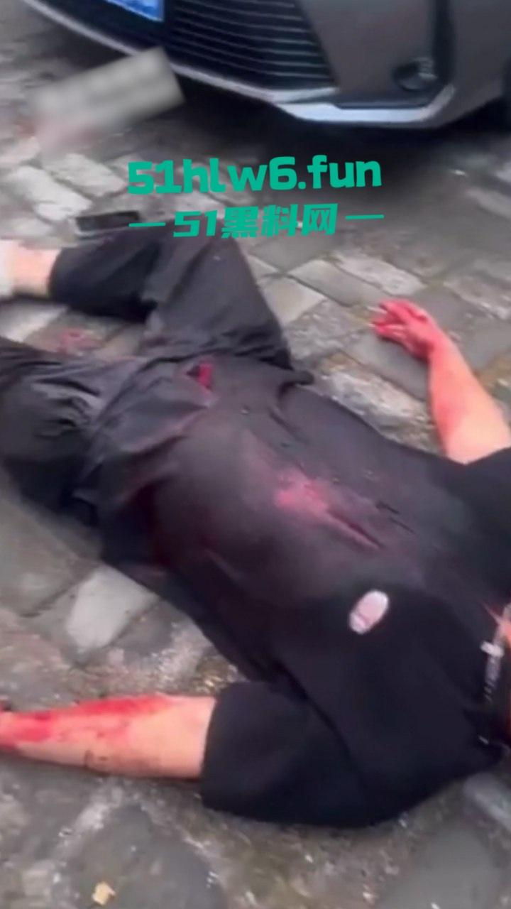 天津砍杀现场,已婚女劈腿偷吃小鲜肉被老公发现,原配愤怒带刀将鲜肉男当街砍杀。 第5张 天津砍杀现场,已婚女劈腿偷吃小鲜肉被老公发现,原配愤怒带刀将鲜肉男当街砍杀。 第5张