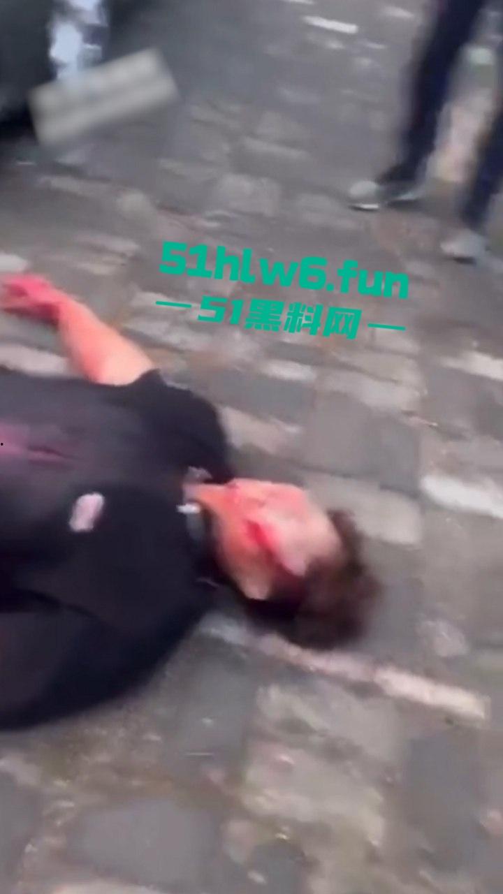 天津砍杀现场,已婚女劈腿偷吃小鲜肉被老公发现,原配愤怒带刀将鲜肉男当街砍杀。 第6张 天津砍杀现场,已婚女劈腿偷吃小鲜肉被老公发现,原配愤怒带刀将鲜肉男当街砍杀。 第6张