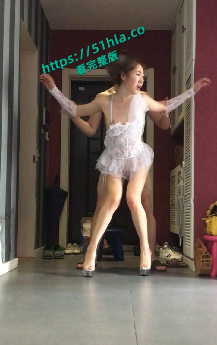 东北大庆哥门前狂干气质骚妻,透明蕾丝婚纱站立爆操花芯,全程高能淫叫不断! 第5张 东北大庆哥门前狂干气质骚妻,透明蕾丝婚纱站立爆操花芯,全程高能淫叫不断! 第5张