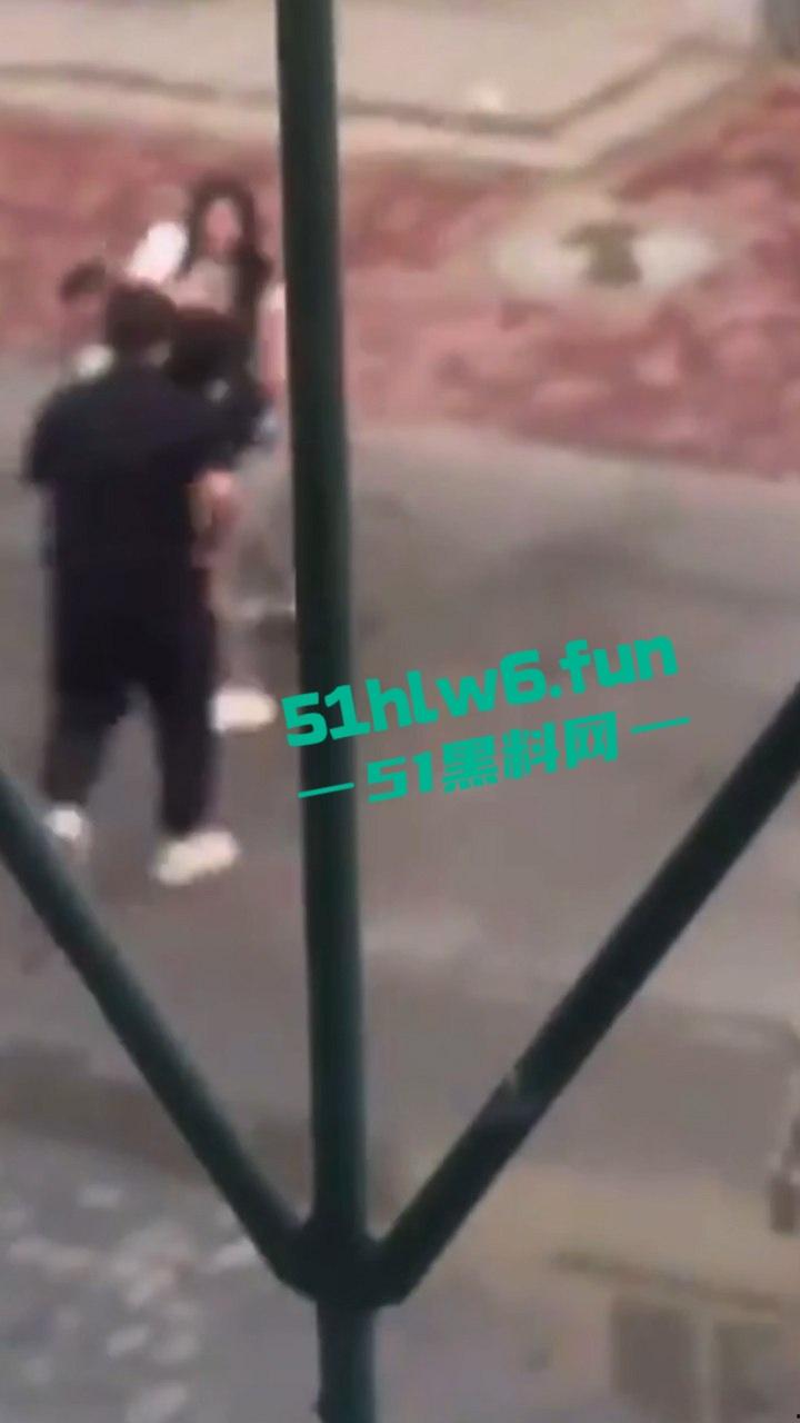 天津砍杀现场,已婚女劈腿偷吃小鲜肉被老公发现,原配愤怒带刀将鲜肉男当街砍杀。 第7张 天津砍杀现场,已婚女劈腿偷吃小鲜肉被老公发现,原配愤怒带刀将鲜肉男当街砍杀。 第7张