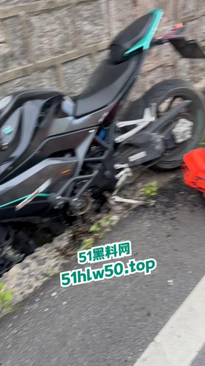 浙江宁波保时捷少爷超速逆行撞飞摩托男,不救人却先换车牌被扒出是惯犯,背后还有个强大的爹! 第8张 浙江宁波保时捷少爷超速逆行撞飞摩托男,不救人却先换车牌被扒出是惯犯,背后还有个强大的爹! 第8张