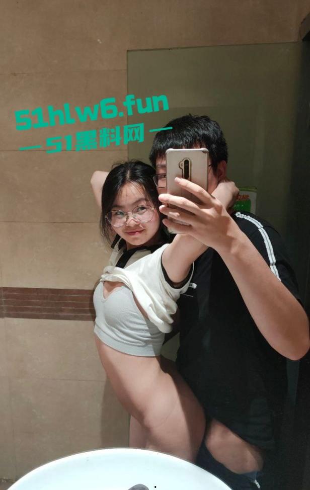 西南政法大学外语学院骚逼【傅祖梅】身材超性感骚母狗，穿黑丝被男友调教，写上淫语激情爆操。  第7张