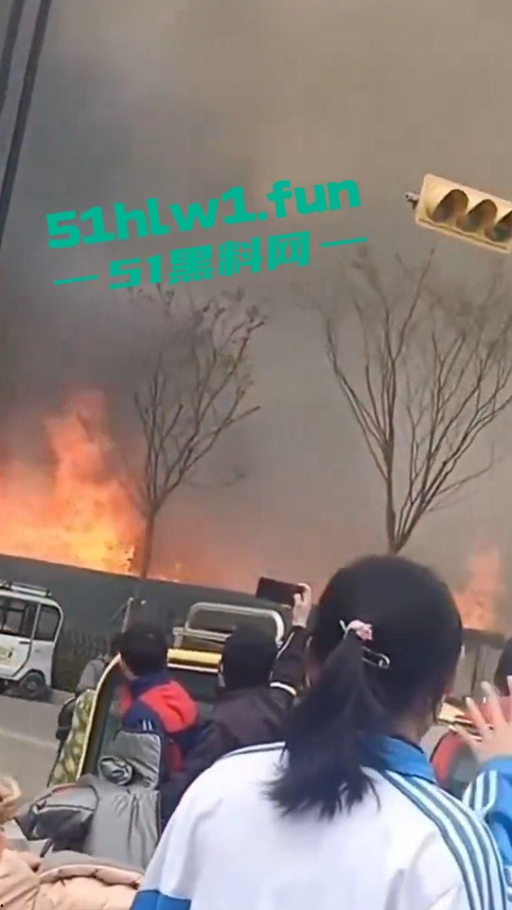 辽宁一停车场突发大火，竟是几个熊孩子放学后玩火烧车，导致几百辆车被烧毁这些家长可赔大了。  第1张