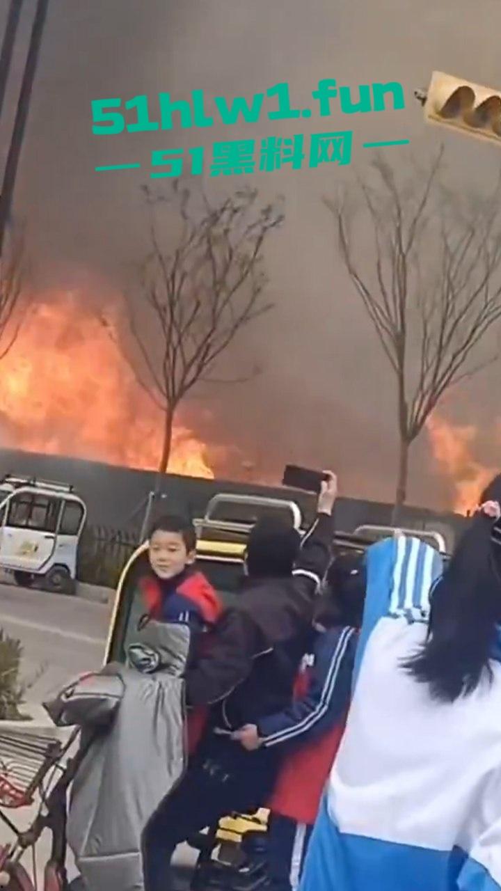 辽宁一停车场突发大火，竟是几个熊孩子放学后玩火烧车，导致几百辆车被烧毁这些家长可赔大了。  第4张